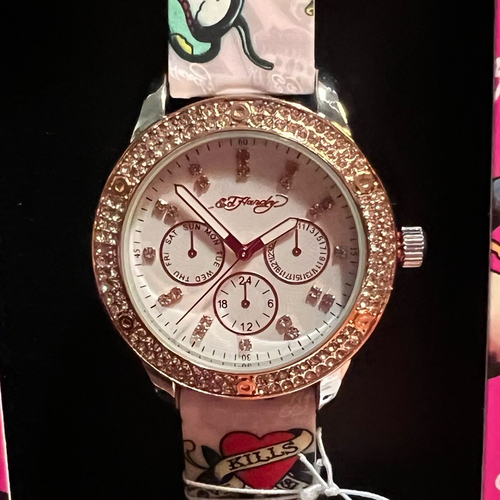 Ed Hardy Kills NWT Pink Silicone Skull Band Gold Tone Rhinestone Adorned Watch - Picture 6 of 7